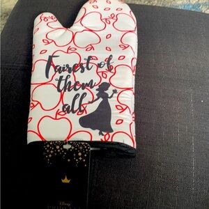 🔖 Disney Snow White Oven Glove